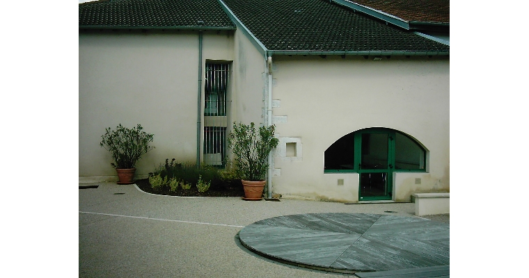 L'arrière de la mairie avec la salle voutée pour les associations.