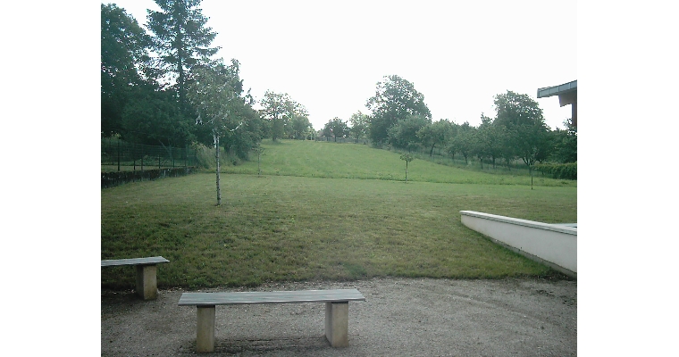 Le terrain à l'arrière du gîte municipal.